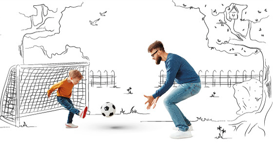 Vater und Sohn spielen Fußball